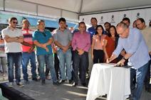 Governador e prefeito assinam ordem de serviço para pavimentação de vias