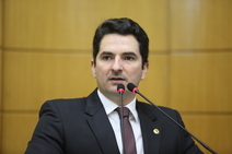 Gustinho: “Serviços da Deso deixaram ruas esburacadas”