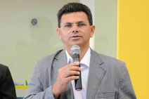 Valmir de Francisquinho: “Os insetos só buscam se aproximar de quem tem luz”