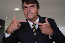 Adesão ao Militarismo põe democracia em risco?