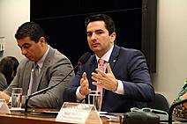 Gustinho vê avanço da vacinação como "sopro de esperança"