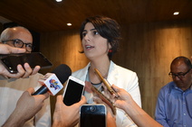 Em Aracaju, Manuela dÁvila dialoga com juventude para conquistar indecisos