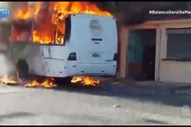 Assista: ônibus que transportava funcionários do Hospital Cirurgia pega fogo