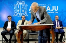Edvaldo assina contrato de recebimento de R$ 63 milhões para obras em Aracaju