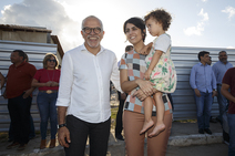 Edvaldo leva Manuela dÁvila para conhecer obras e ações no bairro 17 de Março