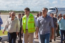 Governador e ministro sobrevoam áreas contaminadas por óleo 