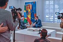 Quem realmente patrocina guerras é quem vende armas e munições, ou quem prega a paz?