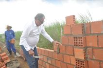 Prefeito dá uma de pedreiro na feitura de muro de cemitério