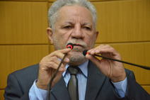 Gualberto diz que projeto não trata de congelamento de salário de servidor