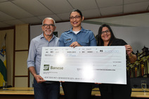 Edvaldo entrega premiação do 1º Concurso de Criatividade 