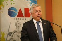  Henri Clay diz ser vítima de uma \"mentira grosseira\" e que entrará na Justiça contra \"calúnia\"