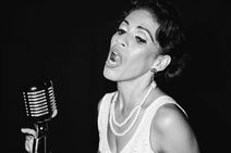 Fala atriz: “Eles só têm olhos para eleições e reeleições”