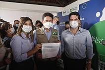 Gustinho Ribeiro participa de solenidade de entrega de cestas de alimentos ao lado de ministro