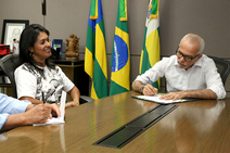 Edvaldo retorna de viagem e reassume comando da Prefeitura