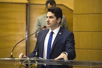 Gustinho diz que Luciano “fez certo” ao votar empréstimo pensando nas bases