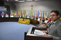 Simpósio debate democracia e desafios institucionais 