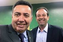 Heleno conversa com todos e pode ficar com qualquer um