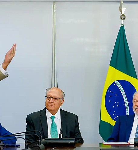 Lula assina MP e zera "taxa das blusinhas"